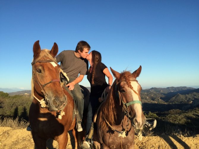 романтическая прогулка на лошадях