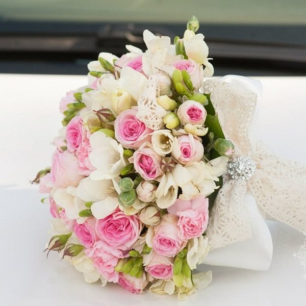 розовые мелкие розы и фрезии в букете невесты