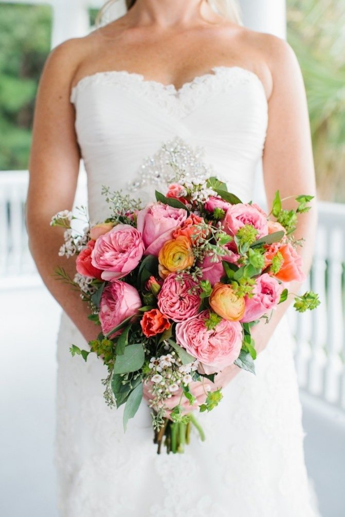 Розовые пионы и жёлтые лютики