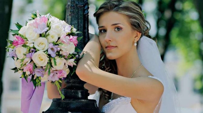 Розы в букетике невесты