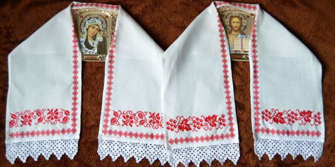 Рушник молодым стелют под ноги