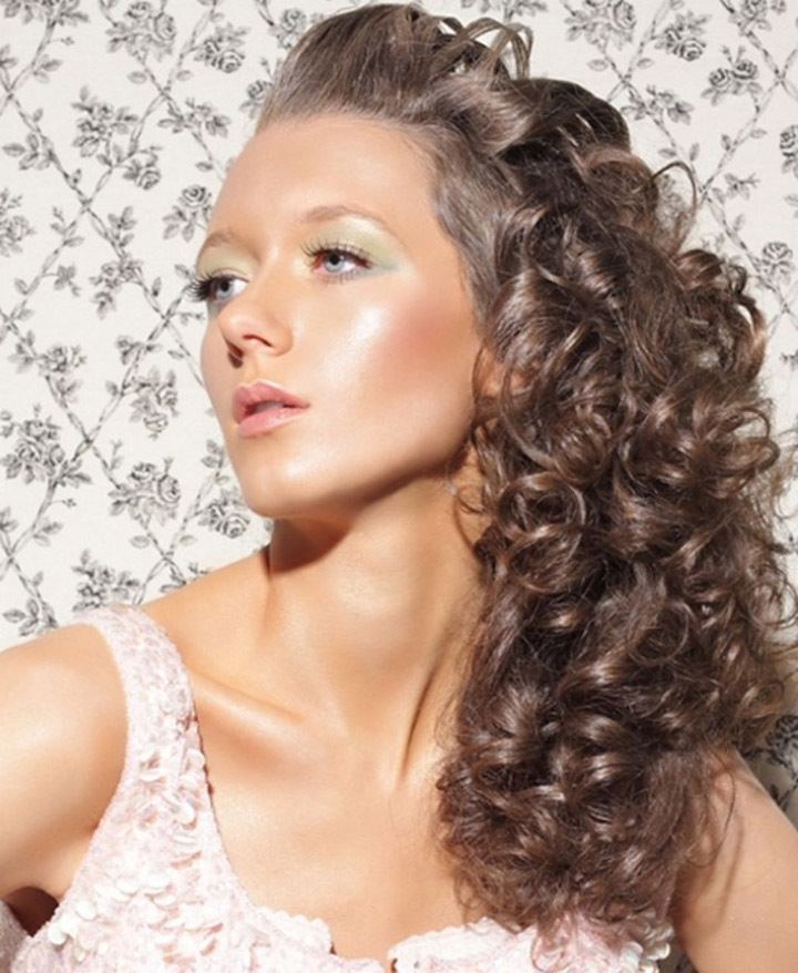 С кудрявыми волосами