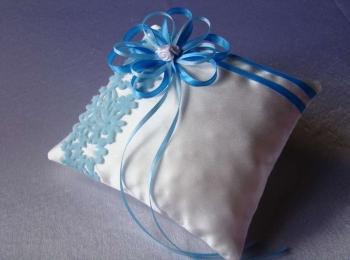 Самодельная подушка квадратной формы с голубыми ленточками