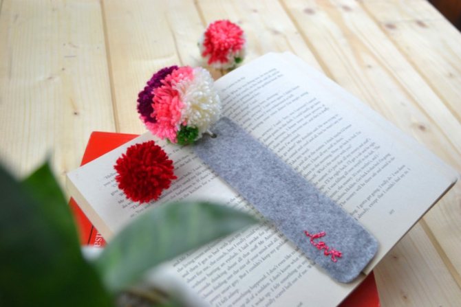 Самодельная закладка из помпона