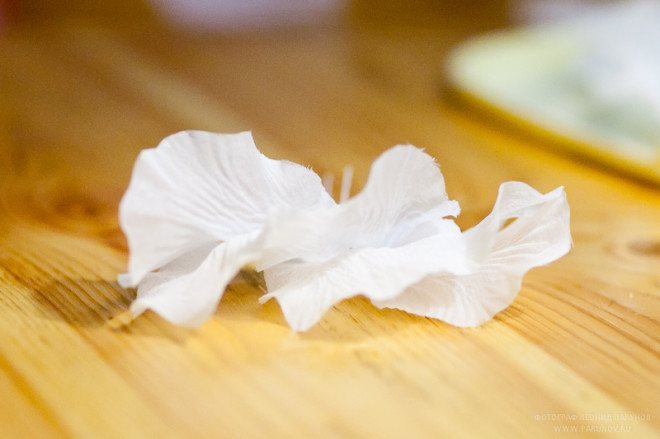 Сбрызгиваем его лаком для волос и волнообразно изгибаем