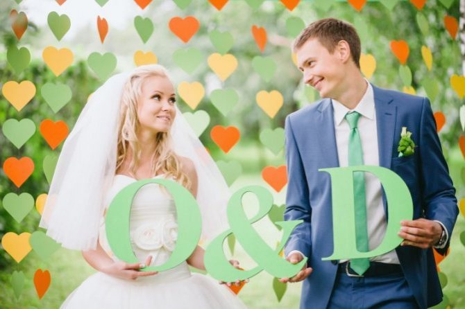 Счастливые молодожены с буквами в руках