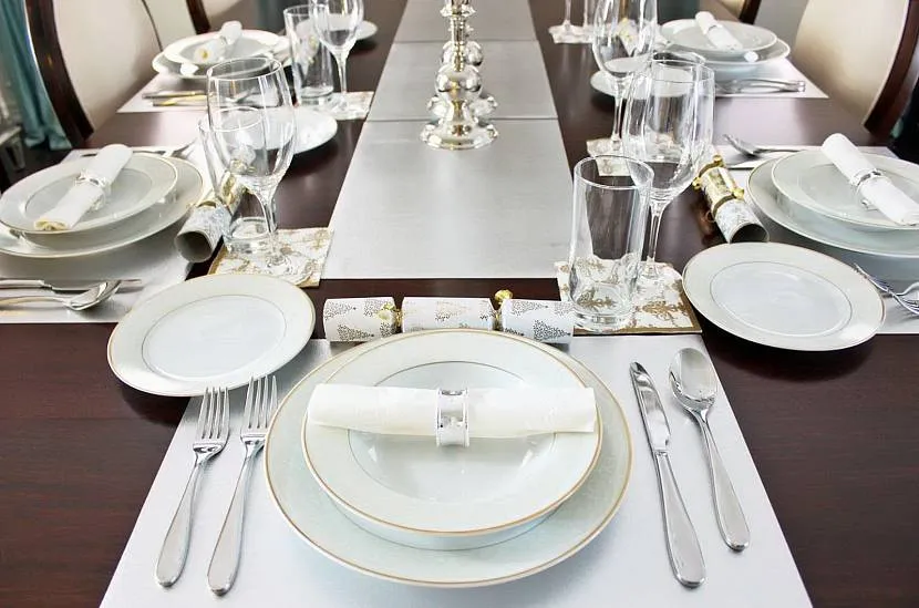 Сервировка стола на множество персон