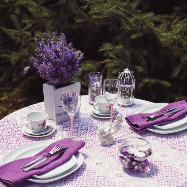 сервировка стола в лавандовом цвете