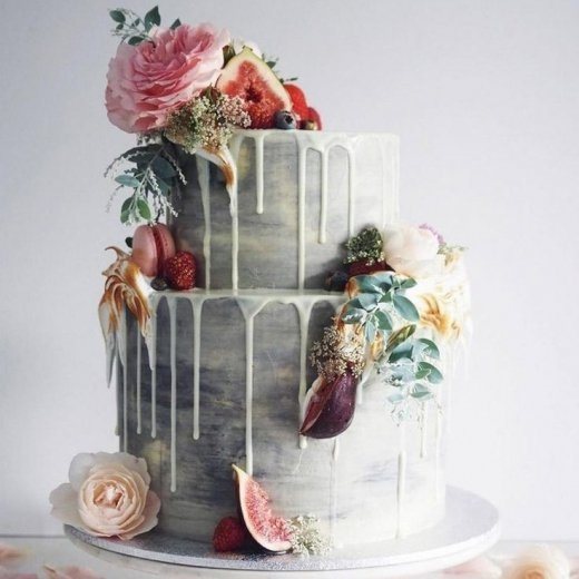 Серый свадебный торт с фруктами