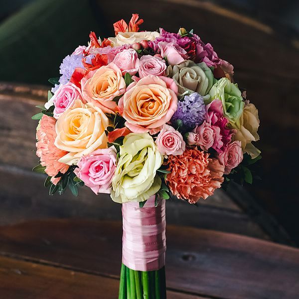 шарообразный цветной букет на свадьбу