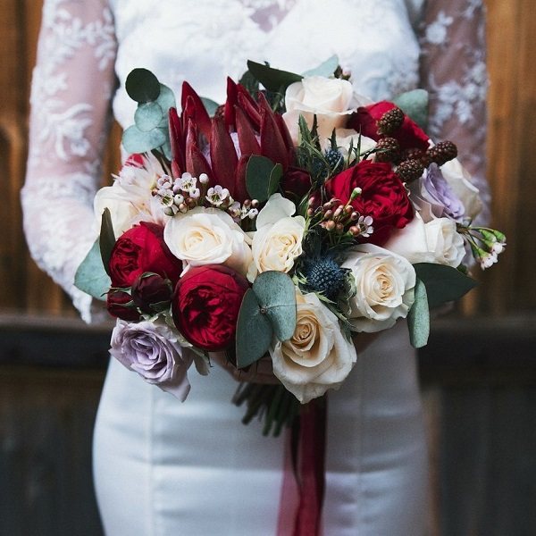 шикарный букет с протеей и розами