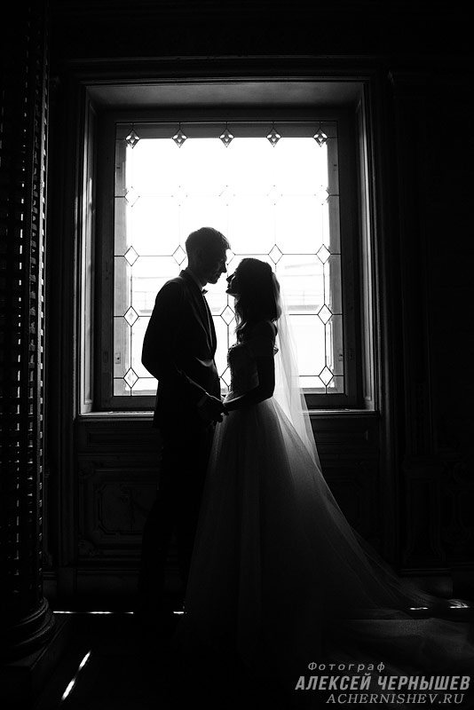 Силуэтное фото на против окна