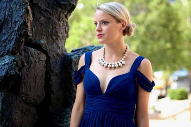 Синее платье на свадьбу с жемчугом