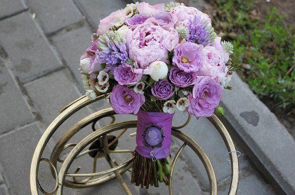 Сиреневый букет с пионами