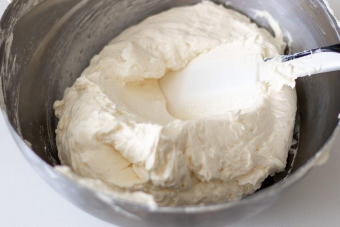 Сливочно-масляный крем для выравнивания торта - фото
