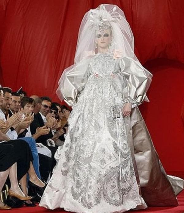 Смешное слишком объемное свадебное платье