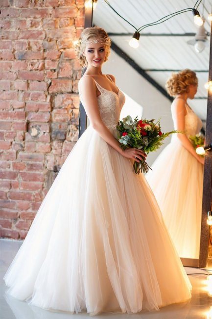 Собранные волосы к пышному платью