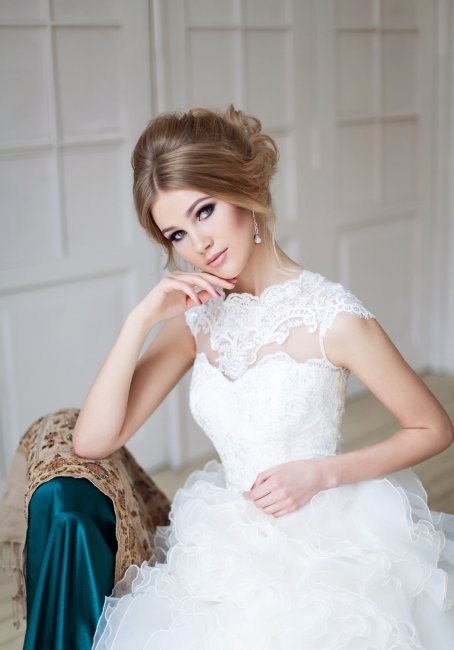 Собранные волосы под платье без рукавов