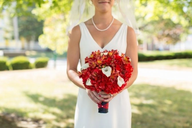 Сочетание белого классического платья и красного букета