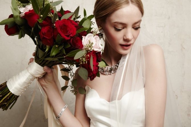 Сочетание красного букета и платья айвори