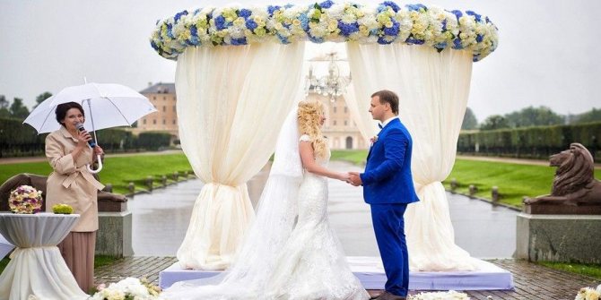 Современные молодожены выбирают отрепетированную постановку