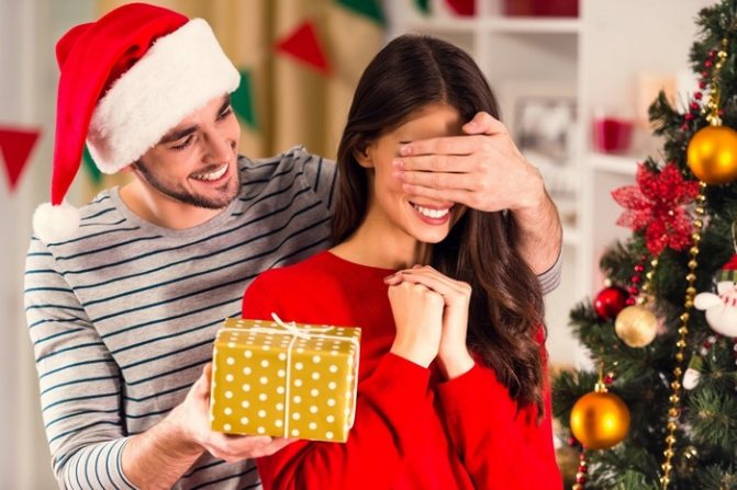 Список недорогих подарков девушке на Новый год 2022