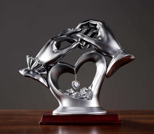стальная статуэтка
