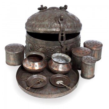 Старинная медная шкатулка с дополнительными емкостями для хранения