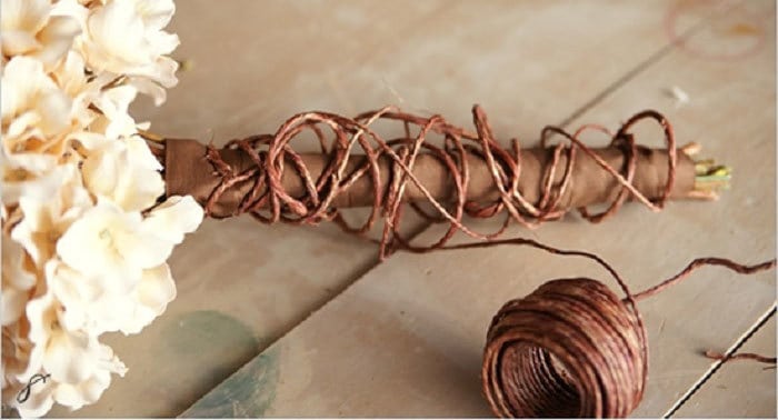 стебли гвоздик, перемотанные веревкой