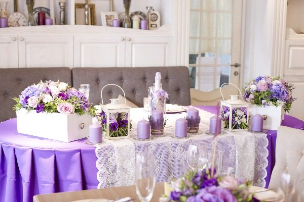 стол молодоженов лавандовой свадьбы