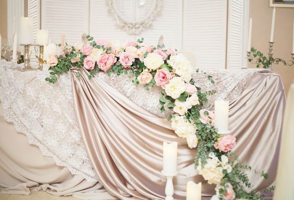 стол молодоженов в пудровом цвете