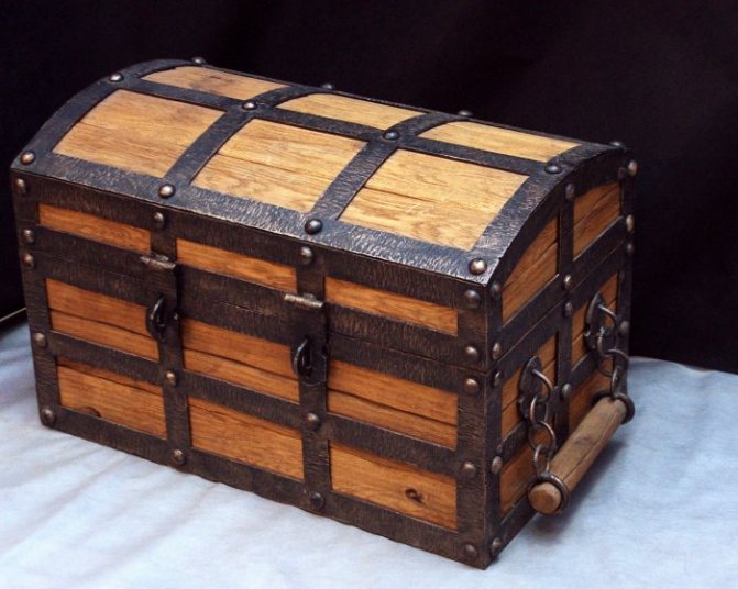 Сундук из дерева
