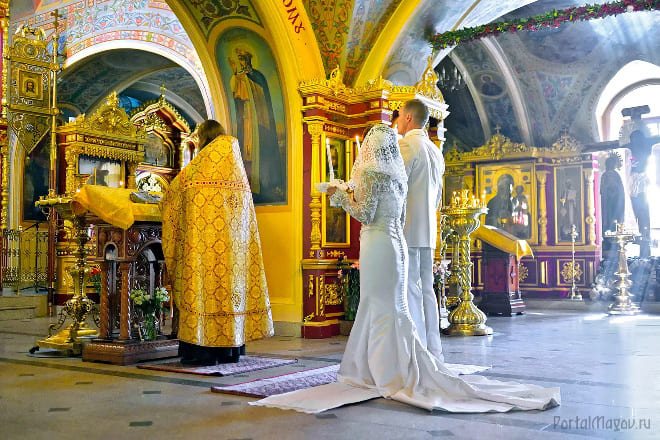 Супружеская пара в церкви
