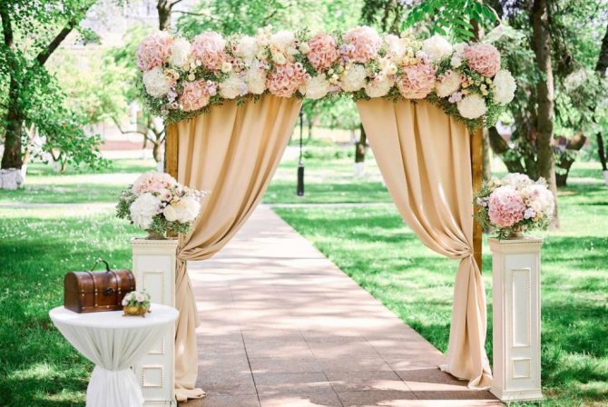 Свадебная арка в бежевых тонах
