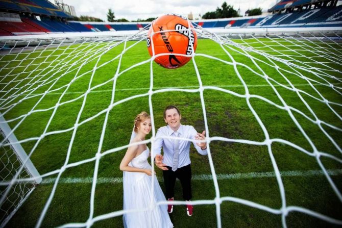 свадебная фотосессия на футбольном поле
