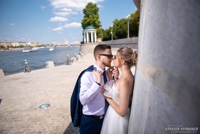 Свадебная фотосессия в Нескучном саду — фото нежное