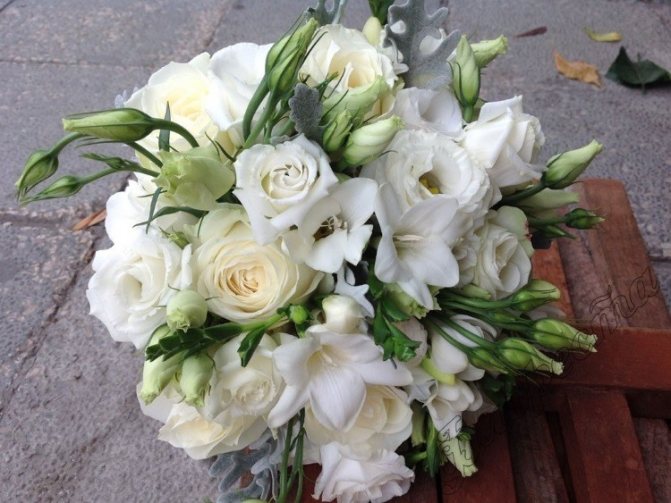 Свадебная композиция с фрезиями и эустомами