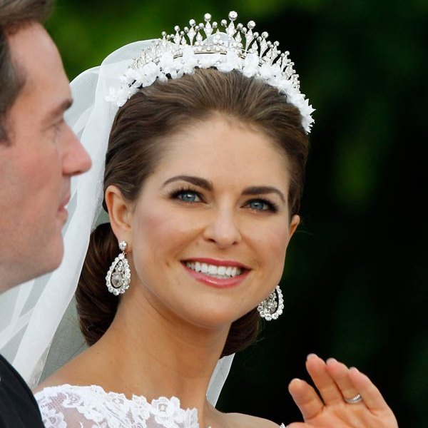 свадебная прическа с диадемой и фатой