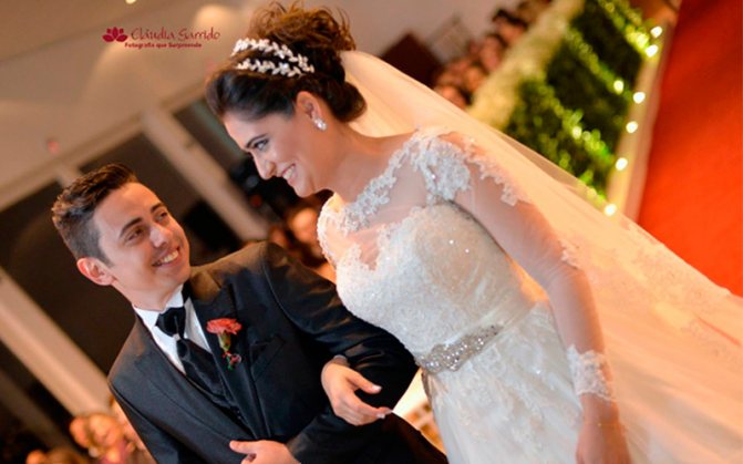 Свадебная прическа с длинной фатой и диадемой