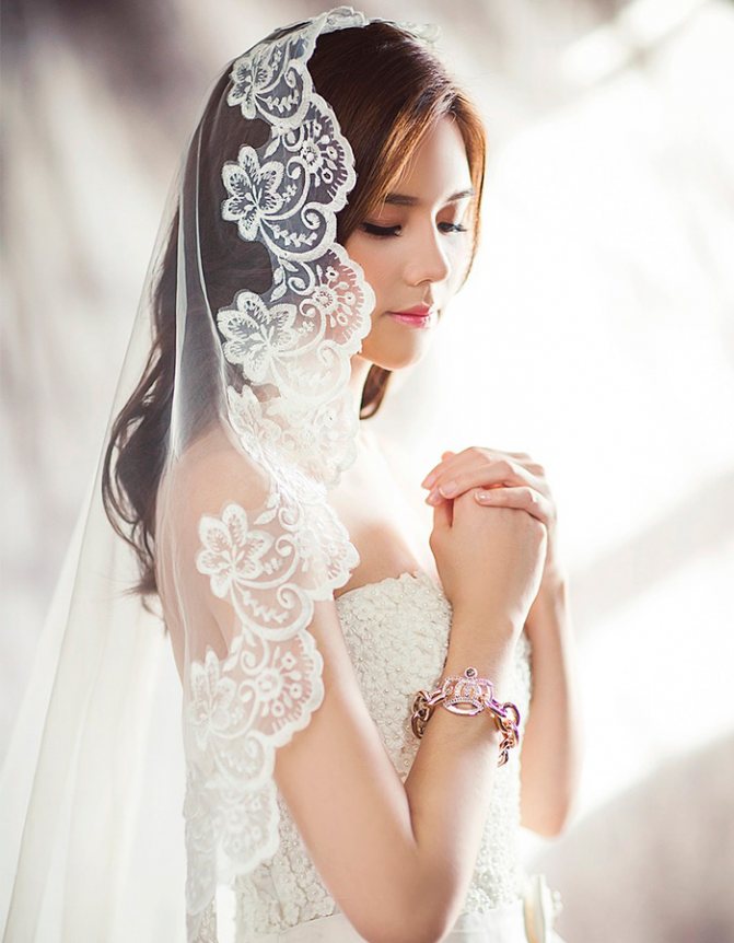 Свадебная прическа с длинной фатой