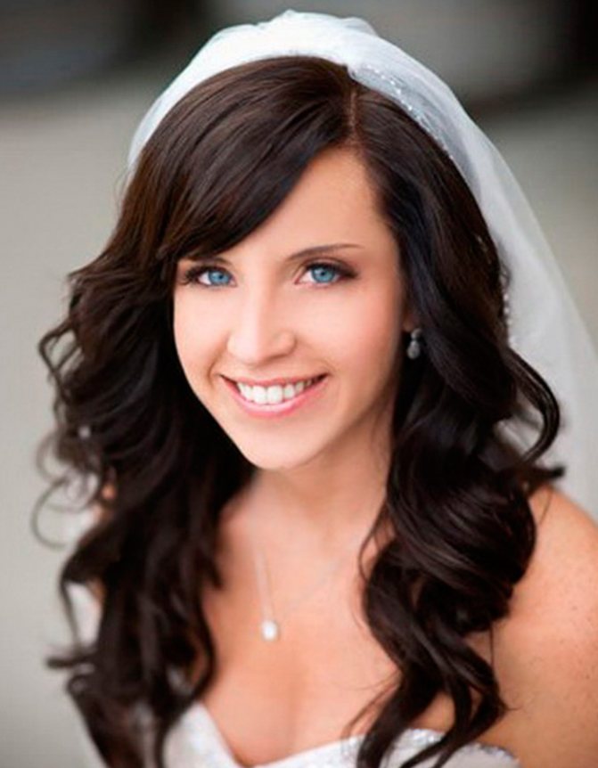 Свадебная прическа с фатой на средние волосы