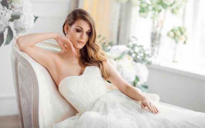 Свадебная прическа с особенностей волос