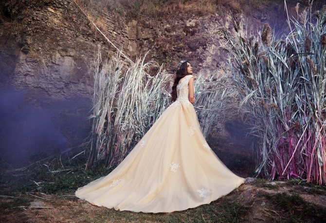 Свадебное платье цвета шампань