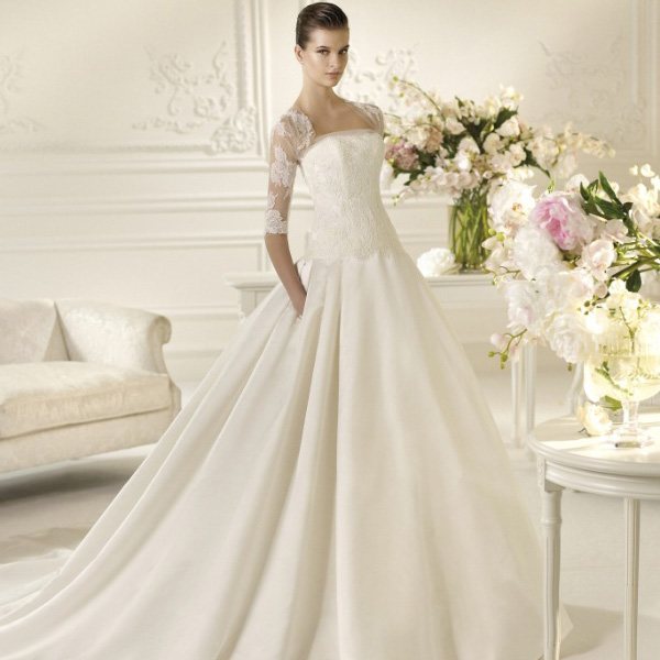 Свадебное платье из атласа