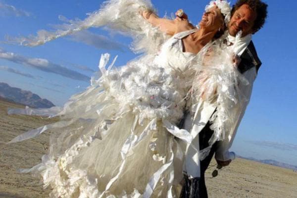 Свадебное платье из прозрачных целлофановых пакетов и бумаги