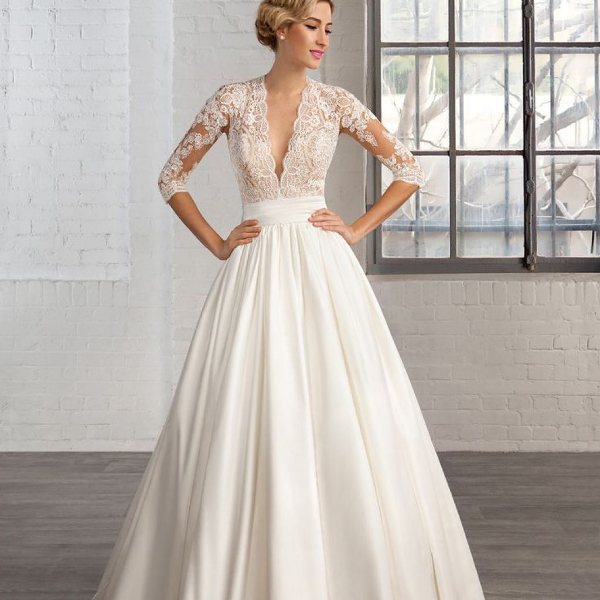 Свадебное платье с глубоким вырезом