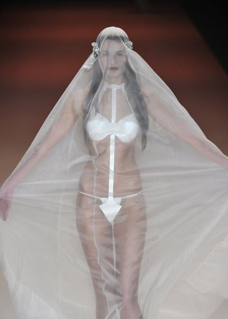 Свадебное платье с откровенным «характером»