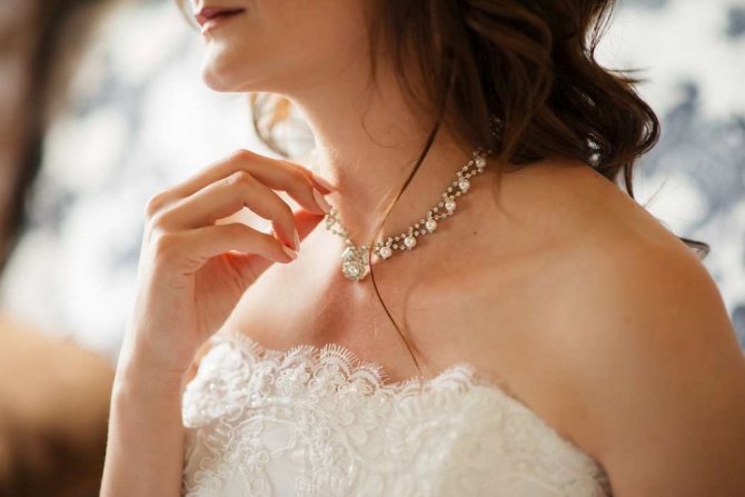 Свадебное платье с жемчугом