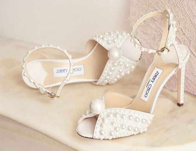 Свадебное платье с жемчугом