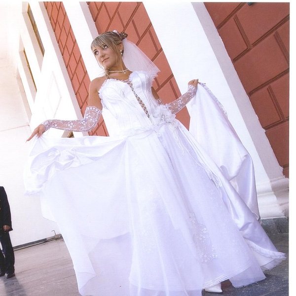 Свадебное платье со шлейфом, который крепится на талии